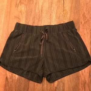 Athleta hunter green shorts size M
